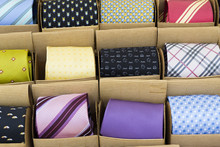 Mensola Con Cravatte Di Diversi Colori