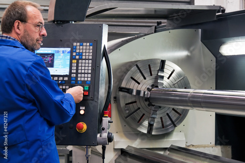 Fotografie, Obraz Älterer Arbeiter der Metallindustrie an CNC Fräsma