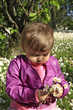 bambina fiori natura gioco