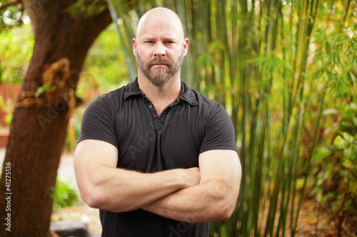 Photo  Man with arms crossed