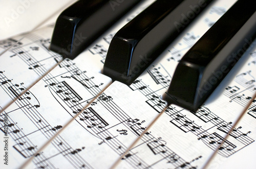 Obraz na PCV Teclas de piano con notas musicales