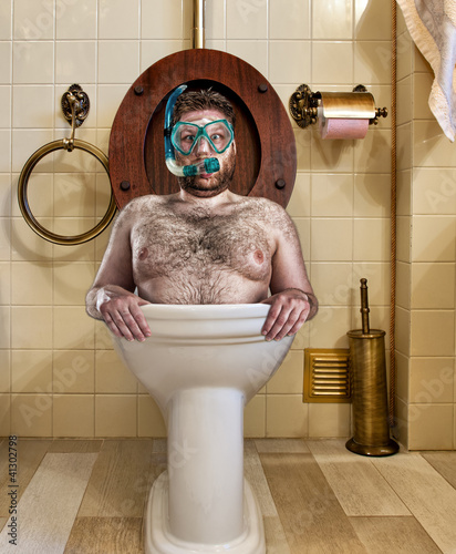 Naklejka na szafę Bizarre man in vintage toilet