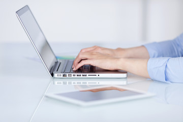 geschäftsfrau schreibt am laptop
