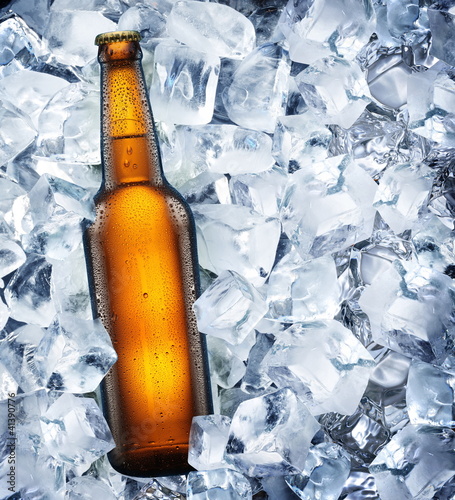 Naklejka na drzwi Bottle of beer is in ice
