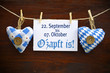 2 Stoffherzen Oktoberfest auf Holzbrett mit O´zapt is
