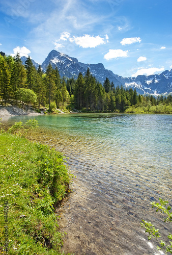 jezioro-w-gorach-alp