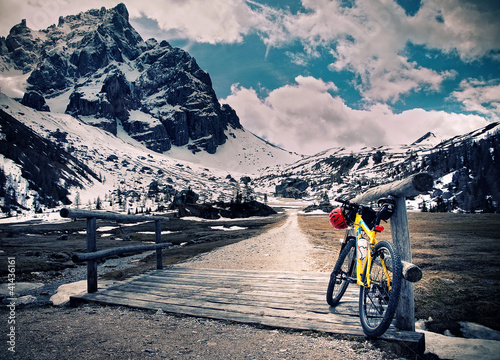 Nowoczesny obraz na płótnie Escursione in montain bike