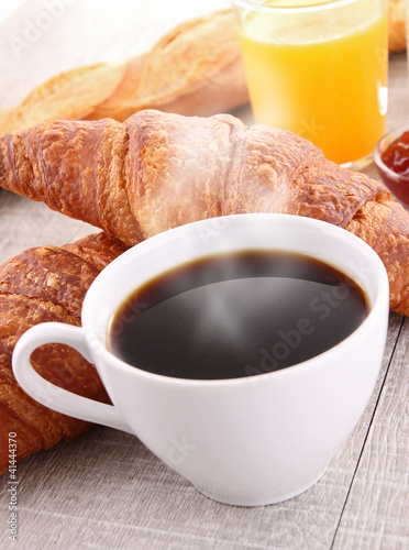 sniadanie-czarna-kawa-sok-pomaranczowy-i-croissant
