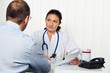 © Gina Sanders - Arzt in Arztpraxis mit Patient. Gespräch