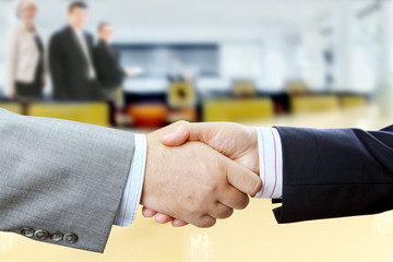 Aufkleber - Closeup of businessmen and businesswoman shaking hands