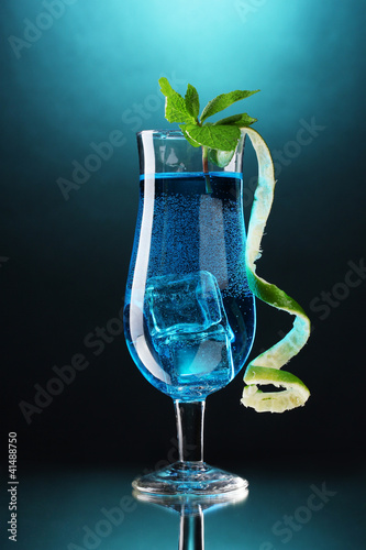 Naklejka - mata magnetyczna na lodówkę Blue cocktail in glasses on blue background