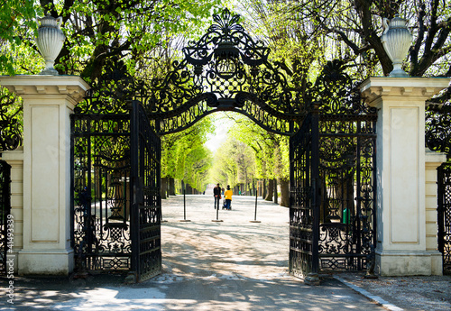Photo Garden Walkway at Schonbrunn Palace in Vienna, Austria