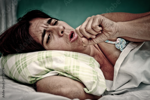 Fotografia Grunge portrait of sick sickwoman coughing