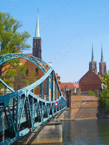 Fototapeta na wymiar Lovers bridge and cathedrals in Wroclaw, Poland