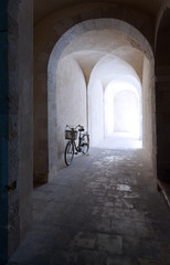 Fototapete - old arcade and bicycle