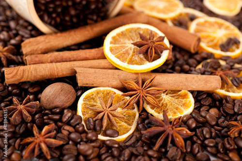 Naklejka na kafelki Coffee beans, cinnamon sticks and star anise