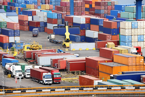 Fotografia sea container warehouse and truck