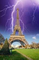 Fototapete - Storm above Eiffel Tower, view from Champs de Mars