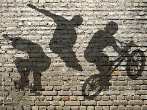 Fototapeta dla dzieci ombres de Skate, Roller & BMX sur mur de briques