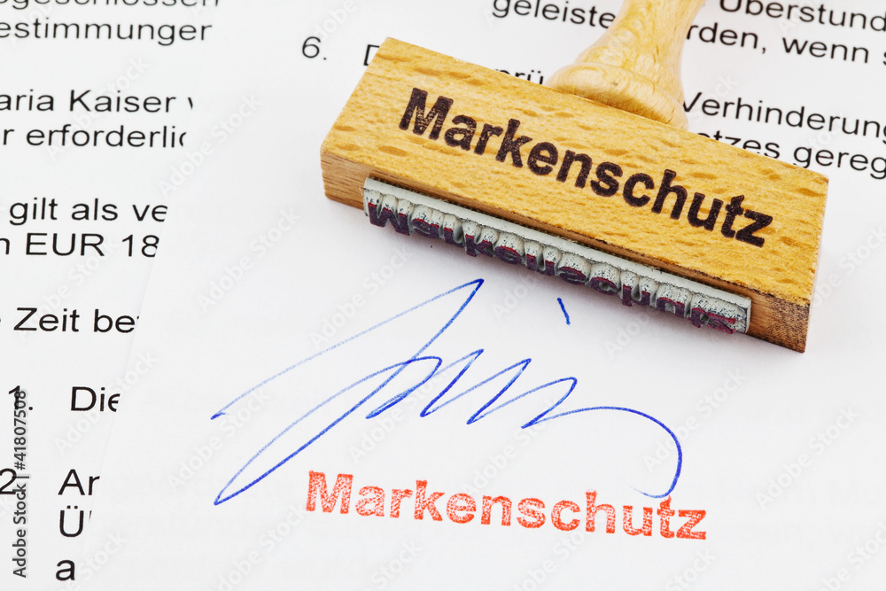 Holzstempel auf Dokument: Markenschutz