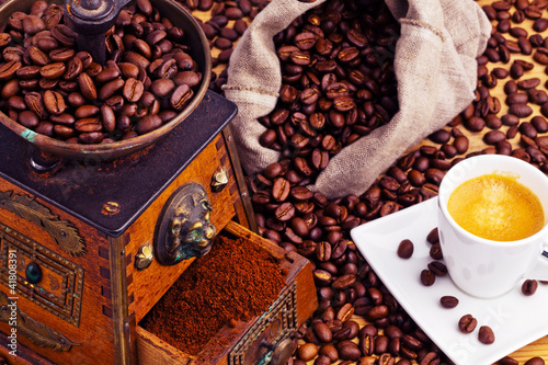 Dekoracja na wymiar  kawy-ziarna-kawy-i-mlynek-do-kawy