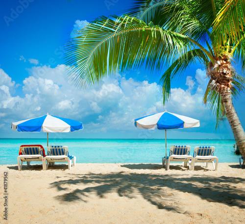 Foto-Kissen - Vacation and Tourism concept. Sunbeds on the paradise beach (von Subbotina Anna)