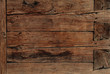 Dunkle Holzwand eines Holzhauses