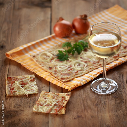 Fototapeta do kuchni Flammkuchen mit Speck und Zwiebeln