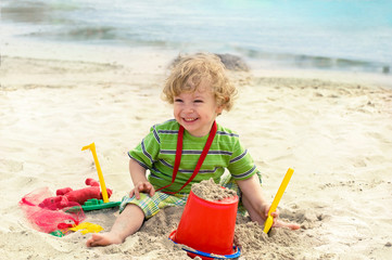 Kind spielt am Strand