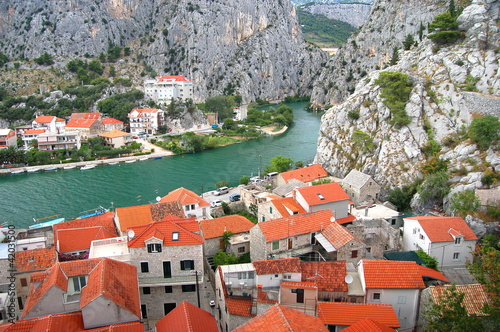 Naklejka ścienna Rzeka Cetina w Omisiu, Chorwacja