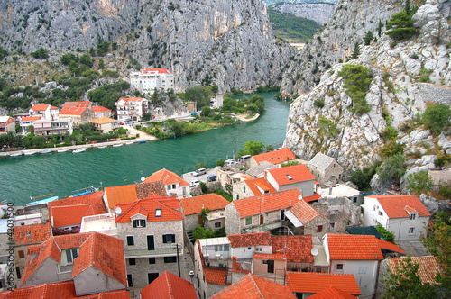 Fototapeta na wymiar Rzeka Cetina w Omisiu, Chorwacja