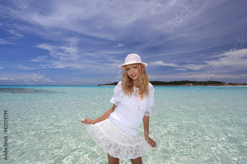 透明な美しい海と白いワンピースの女性 Acheter Cette Photo Libre De Droit Et Decouvrir Des Images Similaires Sur Adobe Stock Adobe Stock