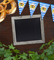 Wall Mural - Blankotafel auf Holzbrett mit Efeu, Bretzel und Wimpeln