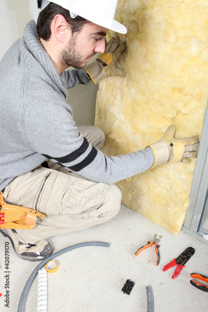 Man installing insulation - obrazy, fototapety, plakaty 
