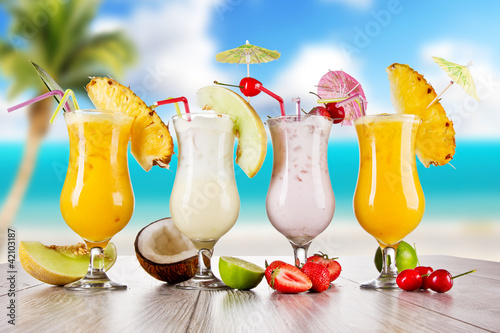 Nowoczesny obraz na płótnie Pina colada drinks with blur beach on background