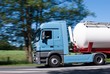 Tanklaster fährt auf Landstraße, Bewegungsunschärfe, Straßenbaum und Wiese, Niedersachsen, Deutschland, Europa