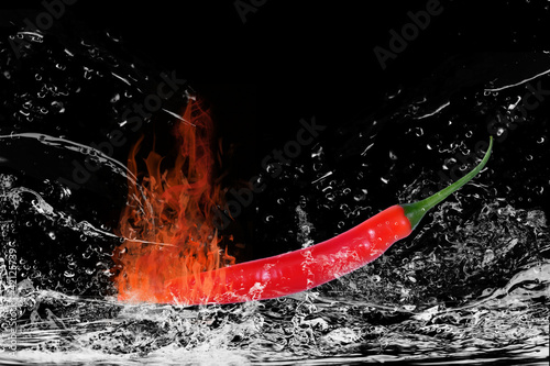 Fotografie, Obraz Brennende Chilischote mit Wasserspritzern