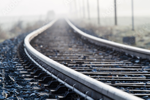 Naklejka - mata magnetyczna na lodówkę Einspurige Bahnlinie im Morgennebel