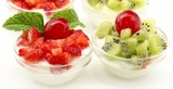 Fototapeta Kuchnia - Yogur con fresas y kiwi
