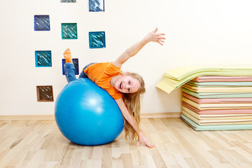 Fototapete - Girl on a gymnastic ball