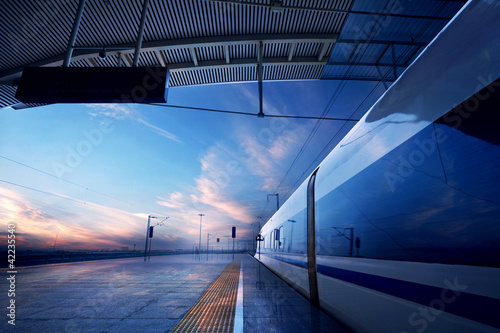 Fotografía Parada de tren en la estación de tren con puesta de sol