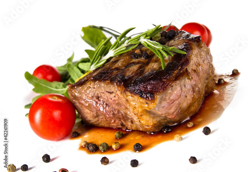 Moyen Beef steak grillé, isolé sur fond blanc Poster Mural XXL