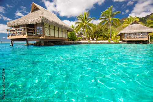 Nowoczesny obraz na płótnie Over water bungalows with steps into blue lagoon