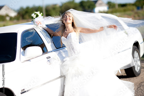 young bride standing beside a limousine Tableau sur Toile
