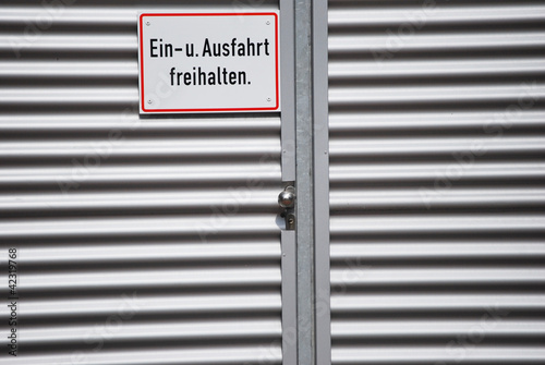 Garagentor aus Wellblech – kaufen Sie dieses Foto und finden Sie