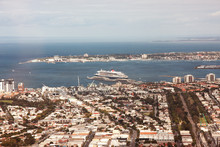 Queen Mary Ll In Melbourne Harbour