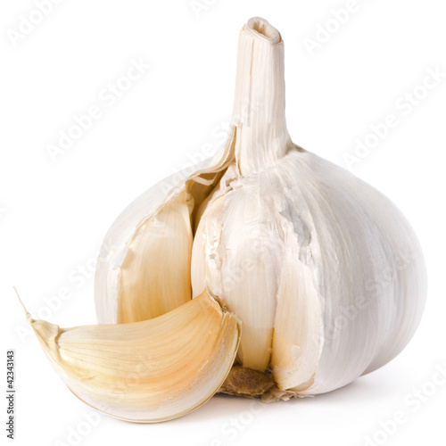 Fotomural garlic isolated on white background