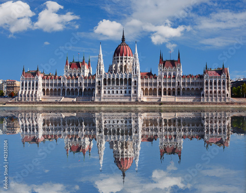 Naklejka na szybę Budapest - Hungarian parliament.with reflection in Danube river