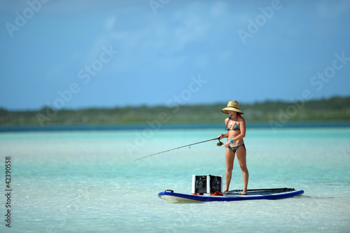 Fotografie, Obraz Žena v bikinách rybolov a Paddleboarding