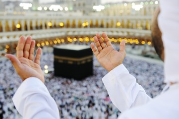 Fototapete - Muslim praying at Mekkah with hands up